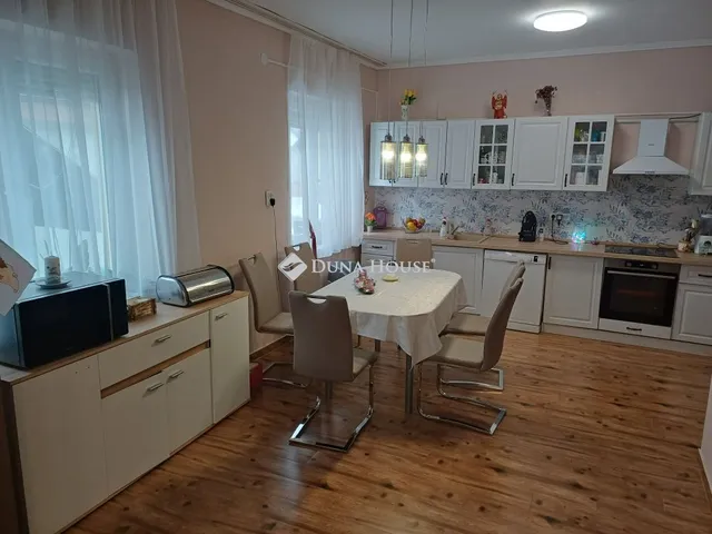 Eladó ház Szirmabesenyő 250 nm