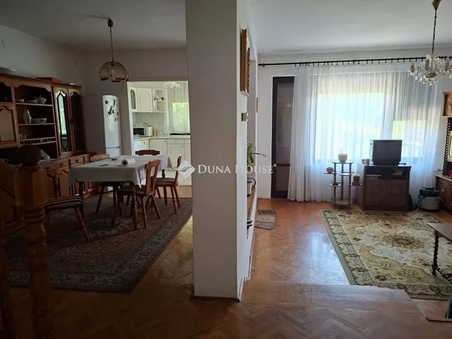 Eladó ház Tiszaújváros, Bethlen Gábor út 175 nm