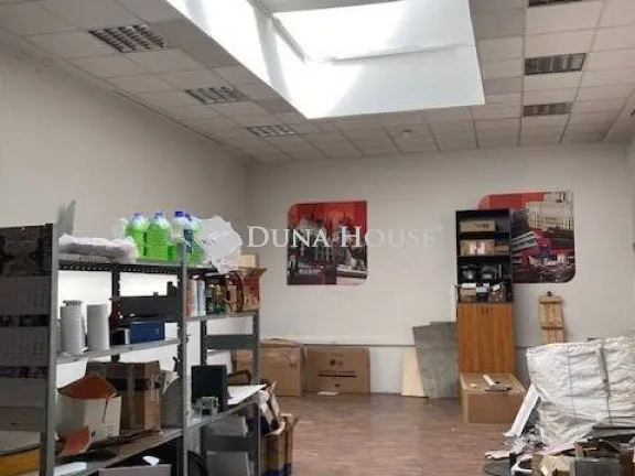 Kiadó kereskedelmi és ipari ingatlan Budapest XI. kerület, Budaörsi út 131 nm