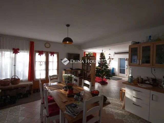 Eladó ház Velence, Csongor utca 300 nm