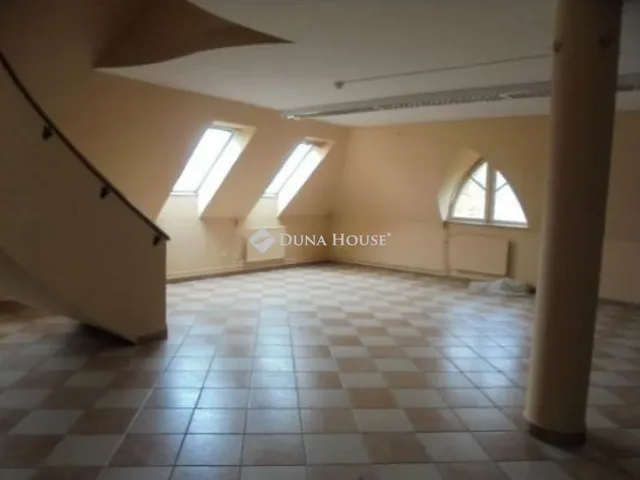 Eladó lakás Siklós, Felszabadulás utca 194 nm