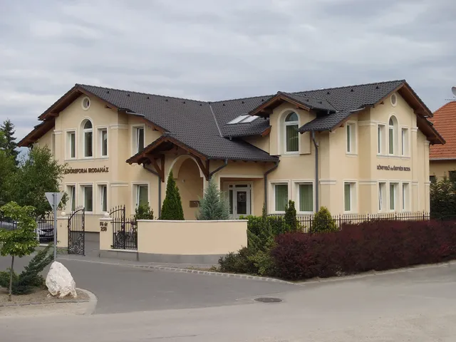 Kiadó kereskedelmi és ipari ingatlan Dunaharaszti, Óváros 61 nm
