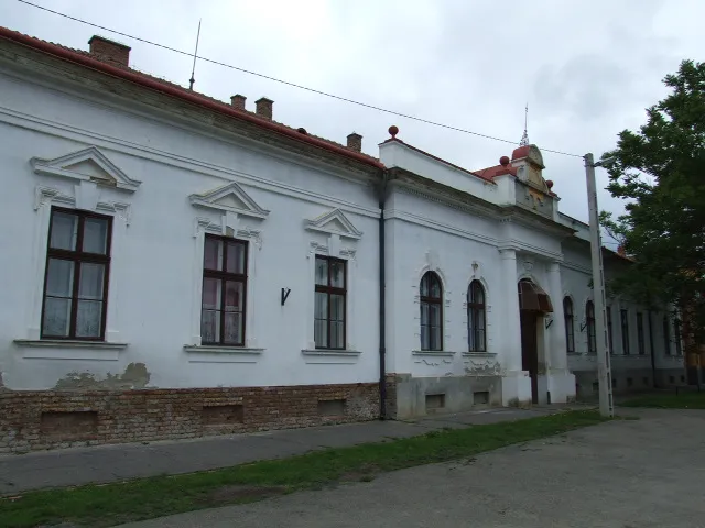 Eladó kereskedelmi és ipari ingatlan Battonya, Petőfi tér 4 870 nm