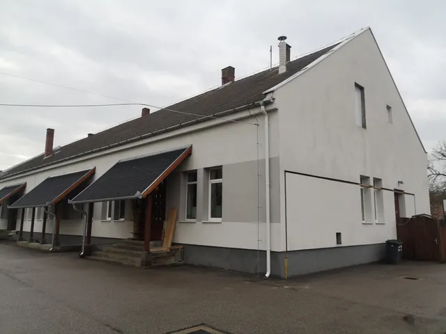 Eladó kereskedelmi és ipari ingatlan Gyomaendrőd, Szabadság tér 1930 nm