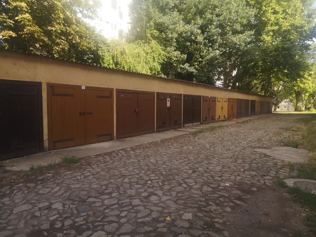 Kiadó garázs Gyula 18 nm