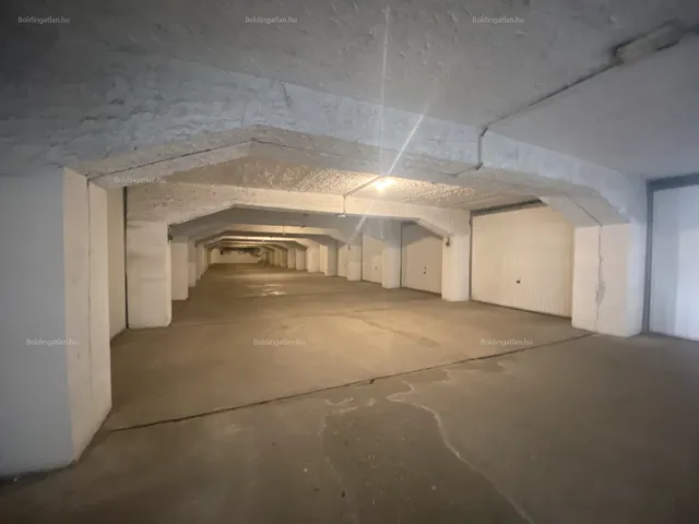 Kiadó garázs Kaposvár, Belváros, Csokonai utca 14 nm