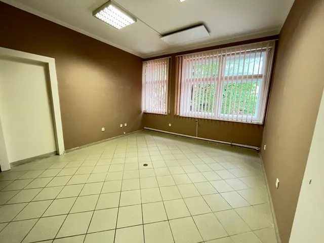 Eladó kereskedelmi és ipari ingatlan Kaposvár, Belváros, Petőfi tér 21 nm
