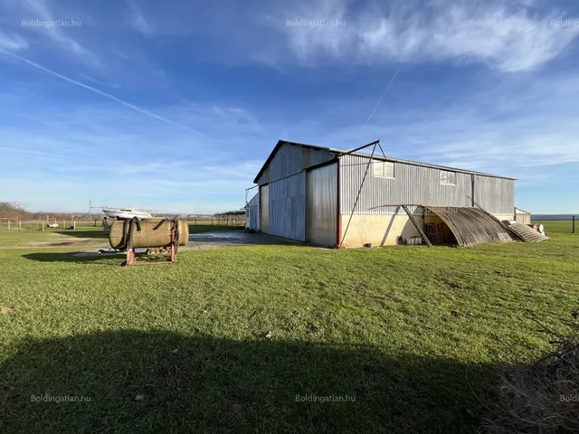 Eladó kereskedelmi és ipari ingatlan Kaposvár, Toponár 280 nm
