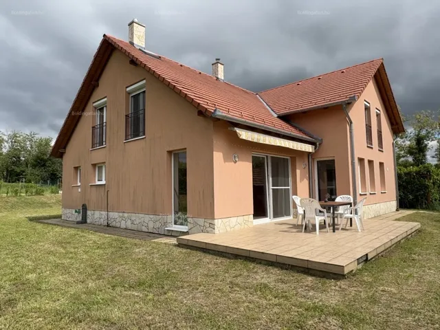 Eladó ház Zengővárkony 254 nm