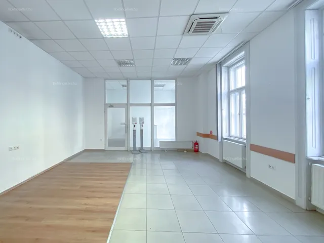 Kiadó kereskedelmi és ipari ingatlan Kaposvár, Belváros, Fő utca 124 nm