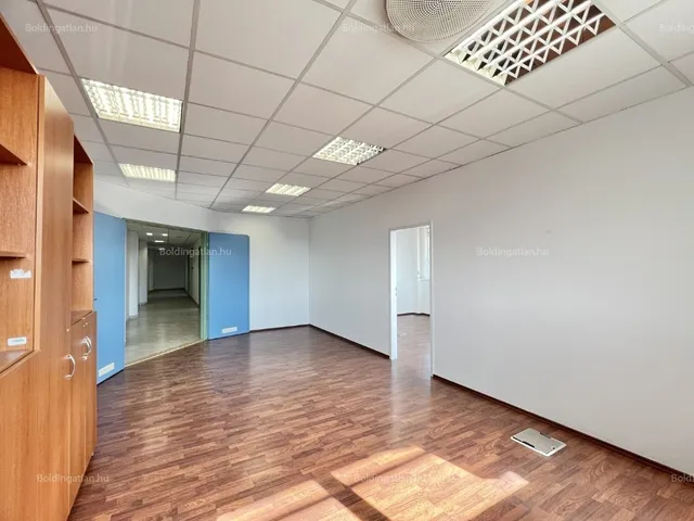 Kiadó kereskedelmi és ipari ingatlan Kaposvár, Belváros, Petőfi tér 82 nm