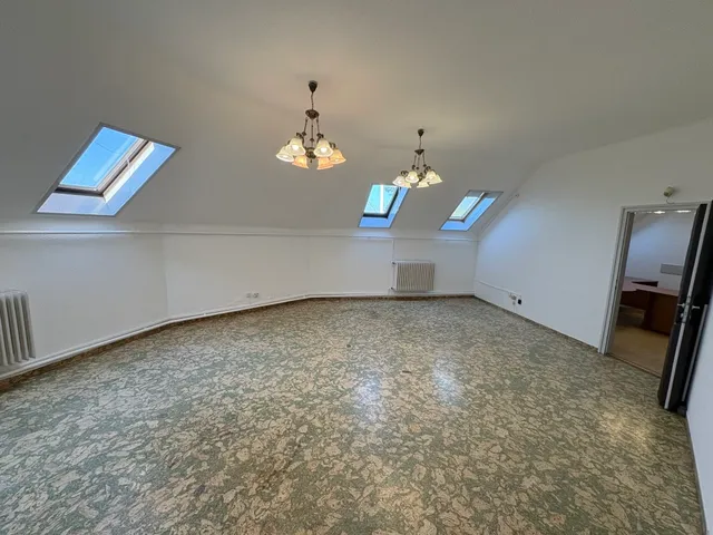 Kiadó kereskedelmi és ipari ingatlan Kaposvár, Belváros, Petőfi tér 100 nm