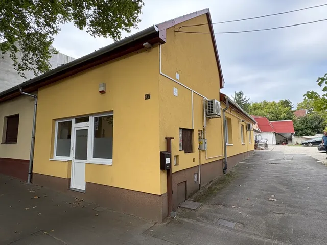 Eladó kereskedelmi és ipari ingatlan Kaposvár, Belváros 344 nm