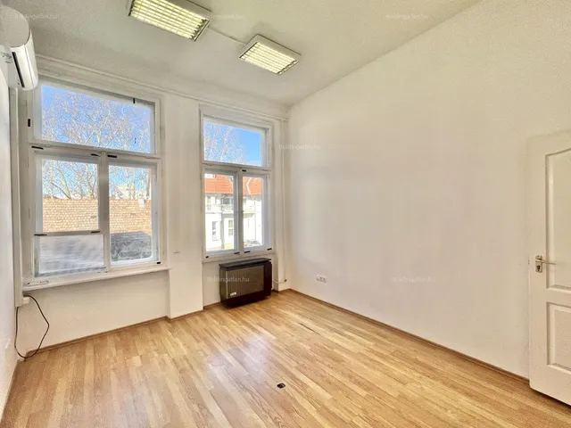 Kiadó kereskedelmi és ipari ingatlan Kaposvár, Belváros, Fő utca 14 nm