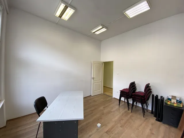 Kiadó kereskedelmi és ipari ingatlan Kaposvár, Belváros, Fő utca 15 nm