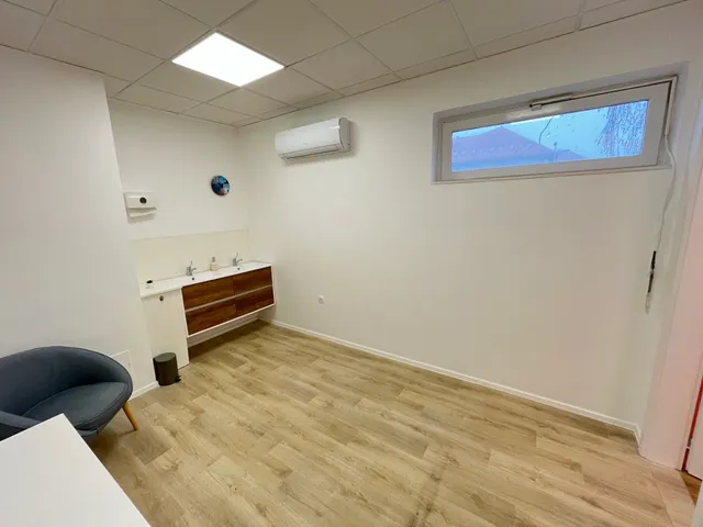 Kiadó kereskedelmi és ipari ingatlan Kaposvár, Belváros 11 nm