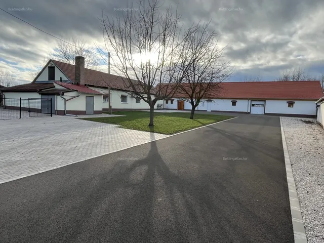 Kiadó kereskedelmi és ipari ingatlan Kaposvár, Kaposfüred, Állomás utca 413 nm