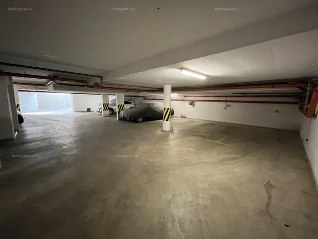 Kiadó garázs Kaposvár, Belváros, Irányi Dániel utca 14 nm