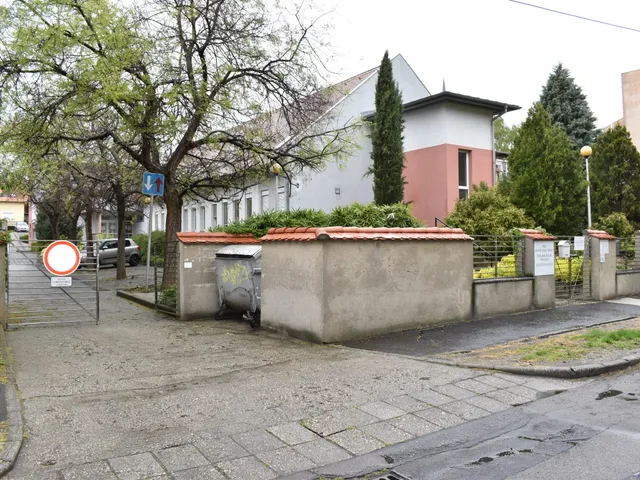 Kiadó kereskedelmi és ipari ingatlan Pécs, Belváros 1138 nm