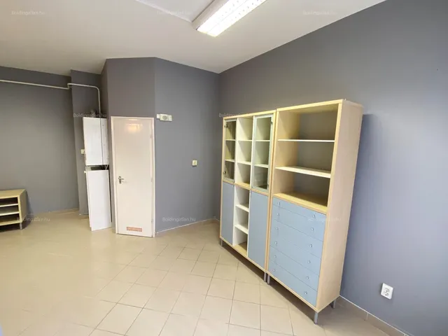 Kiadó kereskedelmi és ipari ingatlan Kaposvár, Belváros, Fő utca 30 nm