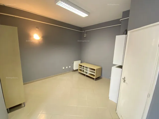 Kiadó kereskedelmi és ipari ingatlan Kaposvár, Belváros, Fő utca 30 nm