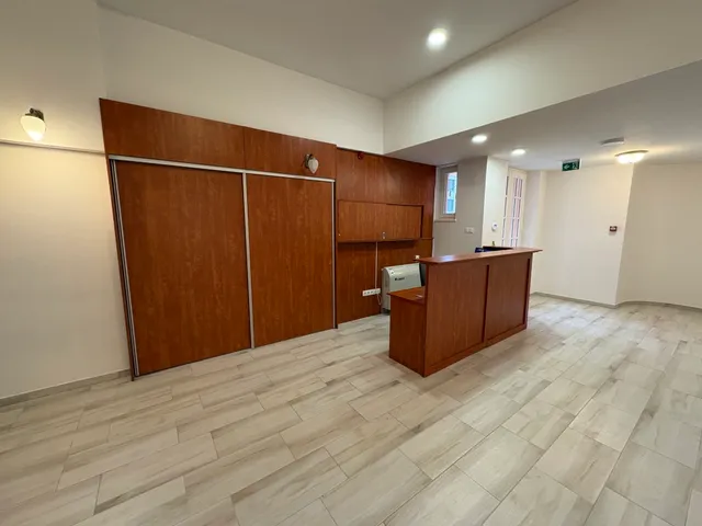 Kiadó kereskedelmi és ipari ingatlan Kaposvár, Belváros 459 nm