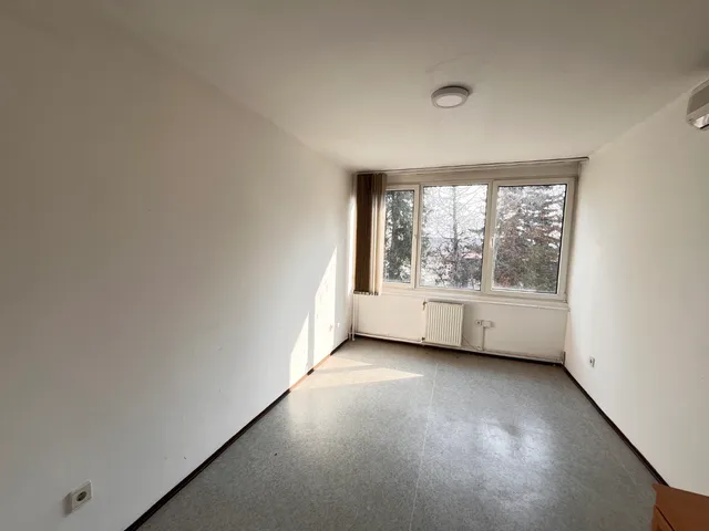 Kiadó kereskedelmi és ipari ingatlan Kaposvár, Tüskevár, Raktár utca 17 nm