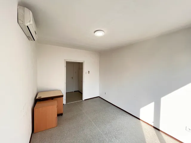 Kiadó kereskedelmi és ipari ingatlan Kaposvár, Tüskevár, Raktár utca 17 nm