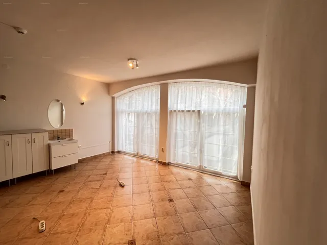 Eladó kereskedelmi és ipari ingatlan Kaposvár, Belváros, Irányi Dániel utca 27 nm