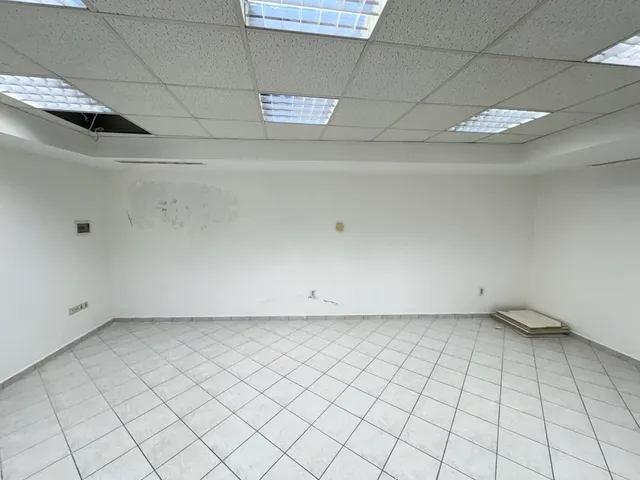 Kiadó kereskedelmi és ipari ingatlan Kaposvár, Belváros, Zárda utca 25 nm