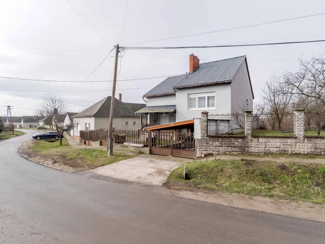 Eladó ház Fadd 130 nm