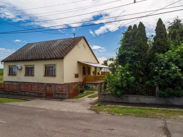 Eladó ház Györe, Petőfi 145 nm