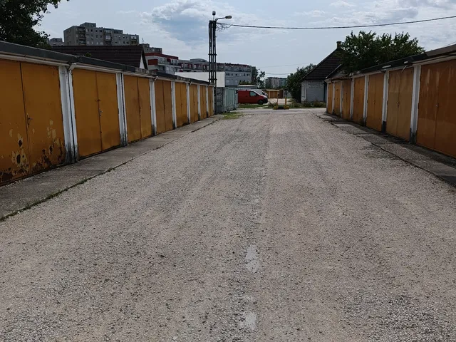 Kiadó garázs Székesfehérvár, Palotaváros 17 nm