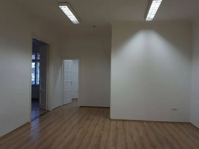 Kiadó kereskedelmi és ipari ingatlan Békéscsaba 300 nm