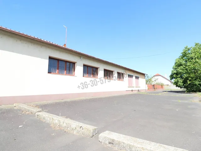 Eladó kereskedelmi és ipari ingatlan Orosháza, Szentetornya, Szentetornyai út 325 nm