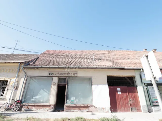 Eladó kereskedelmi és ipari ingatlan Orosháza, Vörösmarty 107 nm
