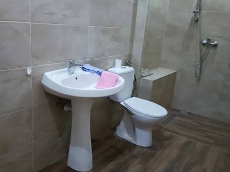 Eladó ház Piliscsév, ÚJJÁVARÁZSOLT FÖLDSZINTES HÁZ JÓ HELYEN 63 nm