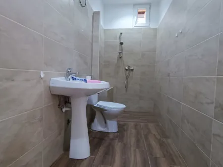 Eladó ház Piliscsév, ÚJJÁVARÁZSOLT FÖLDSZINTES HÁZ JÓ HELYEN 63 nm