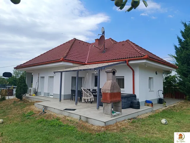 Eladó ház Piliscsév, KÉNYELMES, ESZTÉTIKUS, FÖLDSZINTES HÁZ PILISCSÉVEN 156 nm