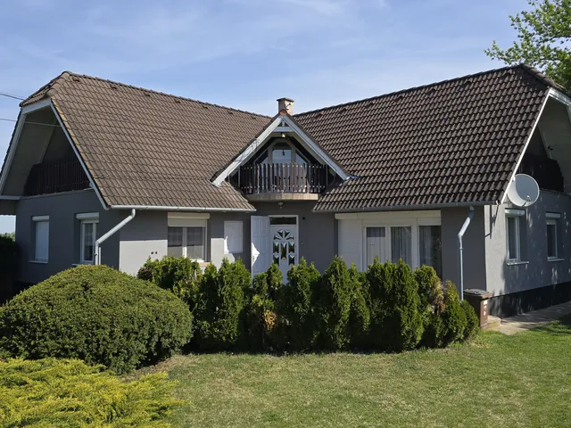 Eladó ház Nagykarácsony 170 nm