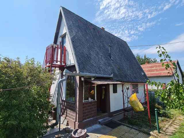 Eladó üdülő és hétvégi ház Kulcs, Fenyő utca 18 2516 nm