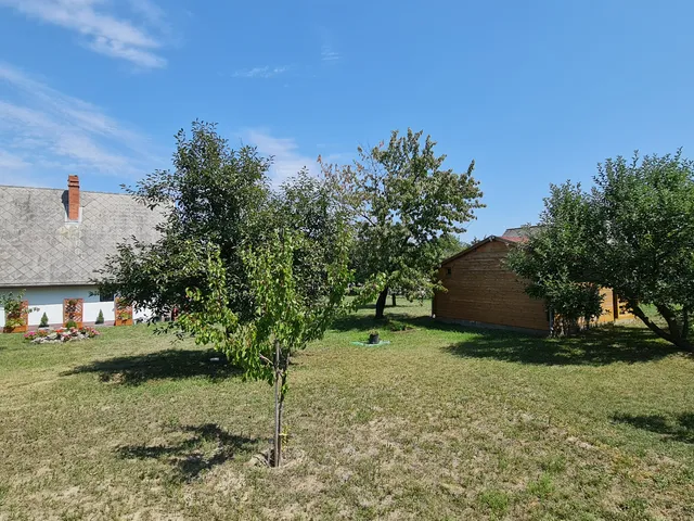 Eladó üdülő és hétvégi ház Kulcs, Fenyő utca 18 2516 nm