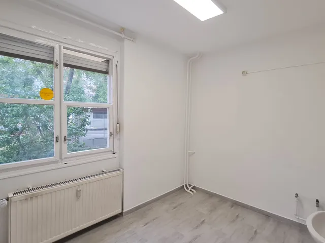 Kiadó kereskedelmi és ipari ingatlan Dunaújváros, Belváros, Szórád Márton út 24 12 nm