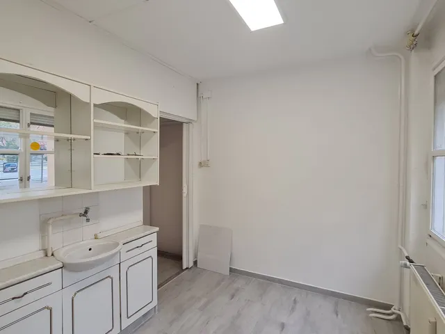 Kiadó kereskedelmi és ipari ingatlan Dunaújváros, Belváros, Szórád Márton út 24 12 nm