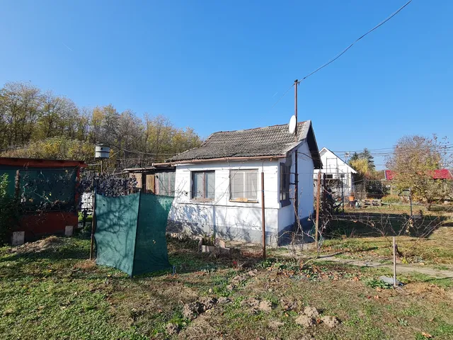 Eladó üdülő és hétvégi ház Baracs 25 nm