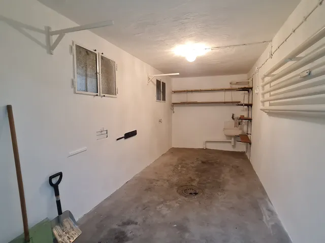 Kiadó garázs Dunaújváros, Belváros, Batsányi út 12 nm