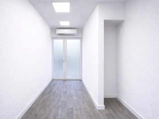 Kiadó kereskedelmi és ipari ingatlan Dunaújváros, Belváros, Dózsa György 8 nm