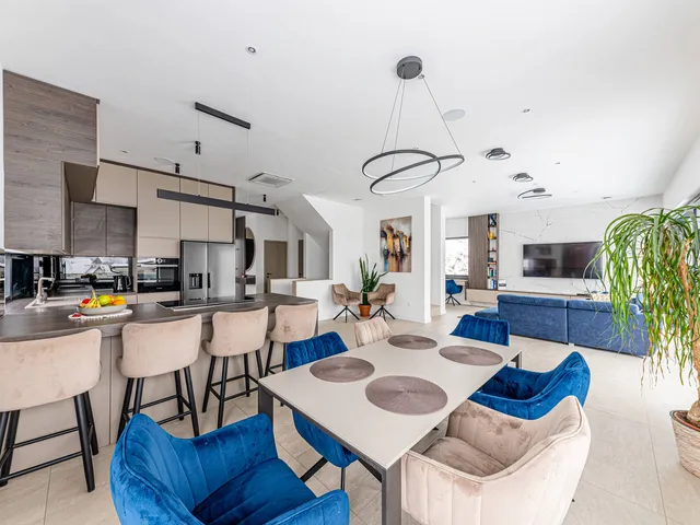 Eladó ház Üröm 327 nm