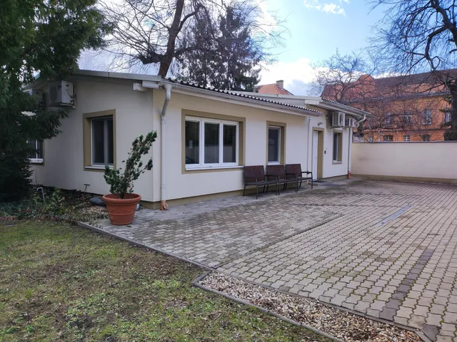 Kiadó kereskedelmi és ipari ingatlan Budapest VIII. kerület, Tisztviselőtelep 105 nm