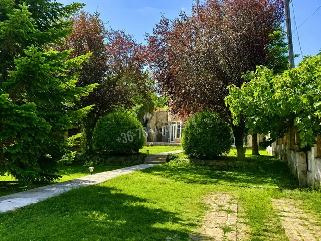 Eladó ház Budapest XII. kerület, Magasút 217 nm